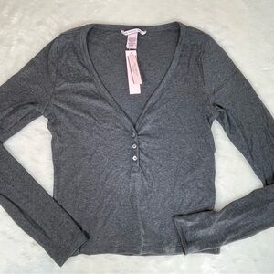 Victoria’s Secret Gray Long Sleeve V-Neck Cropped Shirt Size Small NWT